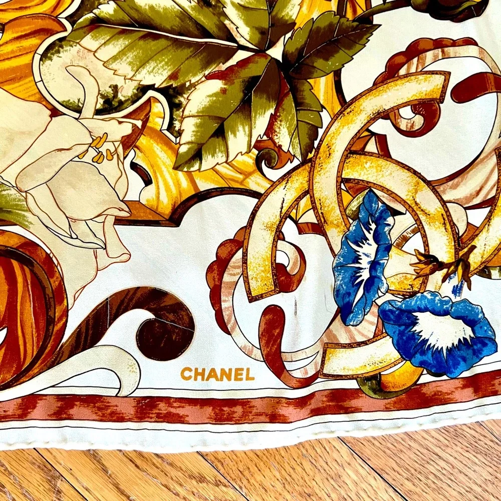 Stunning Chanel silk scarf in beautiful warm tones and classic pattern. - Picture 6 of 14